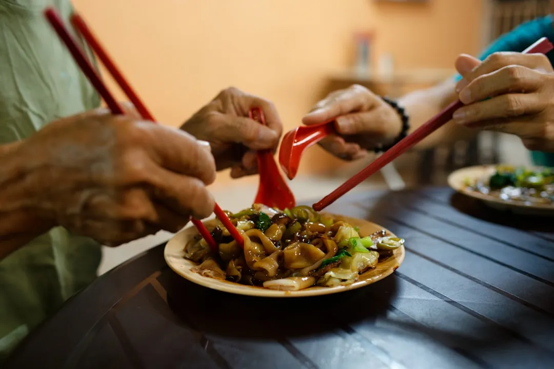 化妆品瓶与膏霜罐材质对比：PET、亚克力与玻璃如何选择
